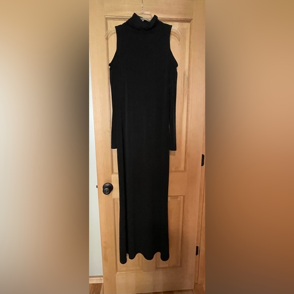 Black cold shoulder maxi dress - Picture 3 of 4